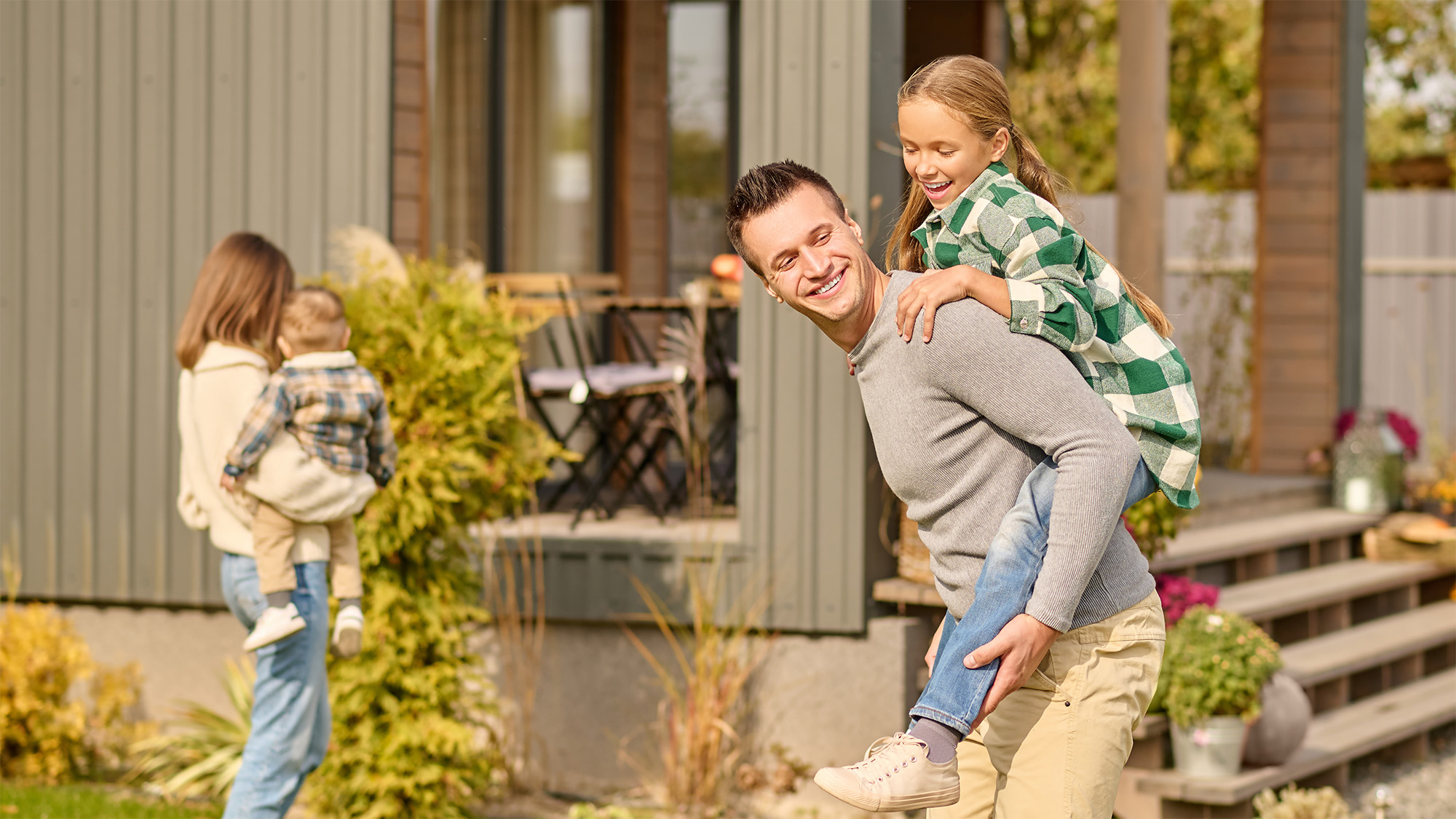 „Hier am Niederrhein zahlen wir einen Bruchteil der Miete, die wir vorher bezahlt haben. Zudem ist der tägliche Arbeitsweg entspannter. Ich spare Geld und Zeit – aber keine Lebensqualität.“ | Niederrhein — einfach stark